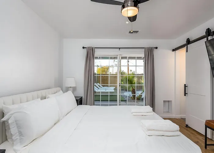 Pool, Hot Tub, 5 Minutes To Old Town Holiday home *