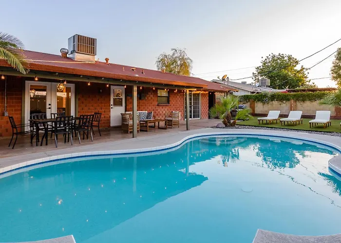 Pool, Hot Tub, 5 Minutes To Old Town Holiday home