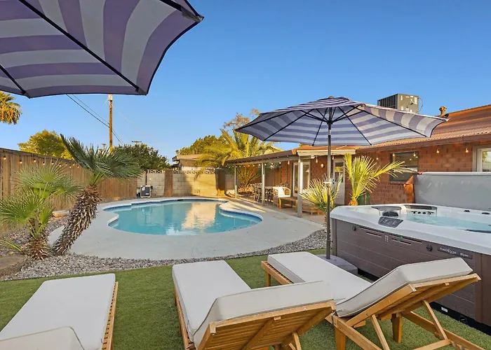 Pool, Hot Tub, 5 Minutes To Old Town Holiday home *