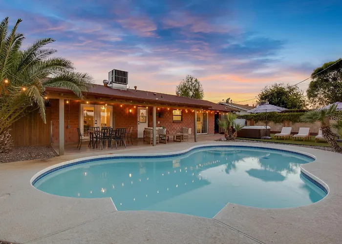 Pool, Hot Tub, 5 Minutes To Old Town Holiday home *